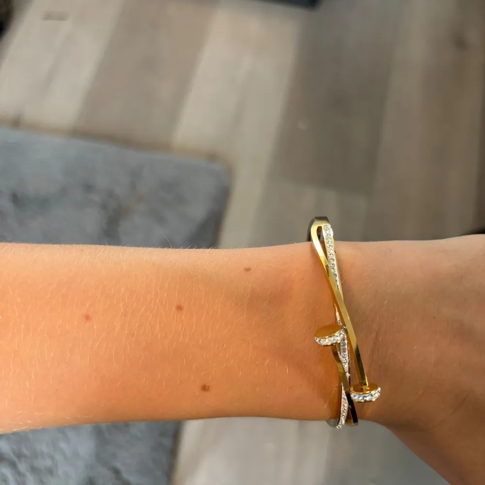 Helt nytt armband bra skick! Båda armbanden tillsammans för 500kr istället för 550. Accessoarer.