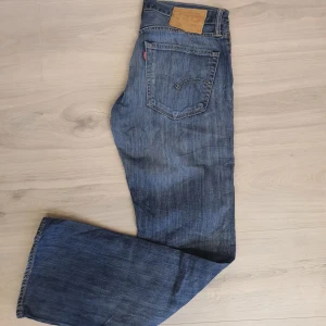 Vintage Levis 527 bootcut stl 31/32 se mått - Vintage jeans utan stretch Levis 527  Finns ett litet hål vänster lår.  Stl 31/32 Mått Midja 40×2 Stuss 50×2 Gren 24 Innerben 82 cm  Maila vid frågor Skickar inte bilder med dem på.  Mvh