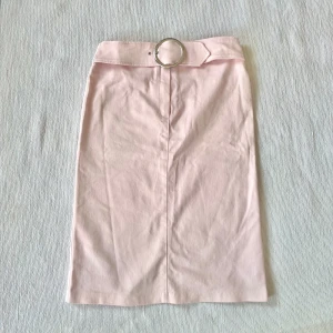 Ljusrosa kjol från Vero Moda - Ljusrosa kjol från Vero Moda. Den är knälång och lågmidjad. Materialet är stretchigt och är väldigt bekvämt att ha på sig!