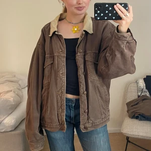 Jeansjacka - Skitcool jeansjacka från wrangler, fodrad så passar perfekt till höst/vår eller mildare vinter! Strl xl, vet ej om det är dam eller herr men sitter oversized på mig som är 171cm och bär s💕