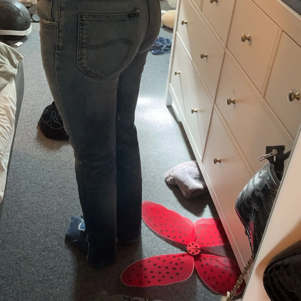 Säljer ett par blå jeans från märket Lee. De är midwaist och har en straight passform. jeansen har en slit som jag gjort själv, dem är endast använda ett par enstaka gånger, säljer för dom ej kommer till användning. vet ej storleken men skulle säga s eller m ungefär🙂. Jeans & Byxor.