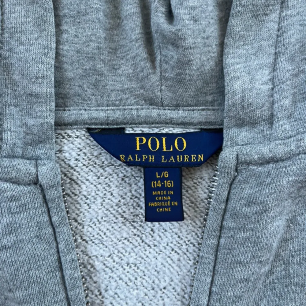 🛑Kolla in min profil för samma i blå färg 🛑Säljer denna grå Ralph Lauren zip hoodien i barn storlek L (14-16) som motsvarar XS , använd men inga deflekter, pris går alltid att diskutera! ✅. Hoodies.