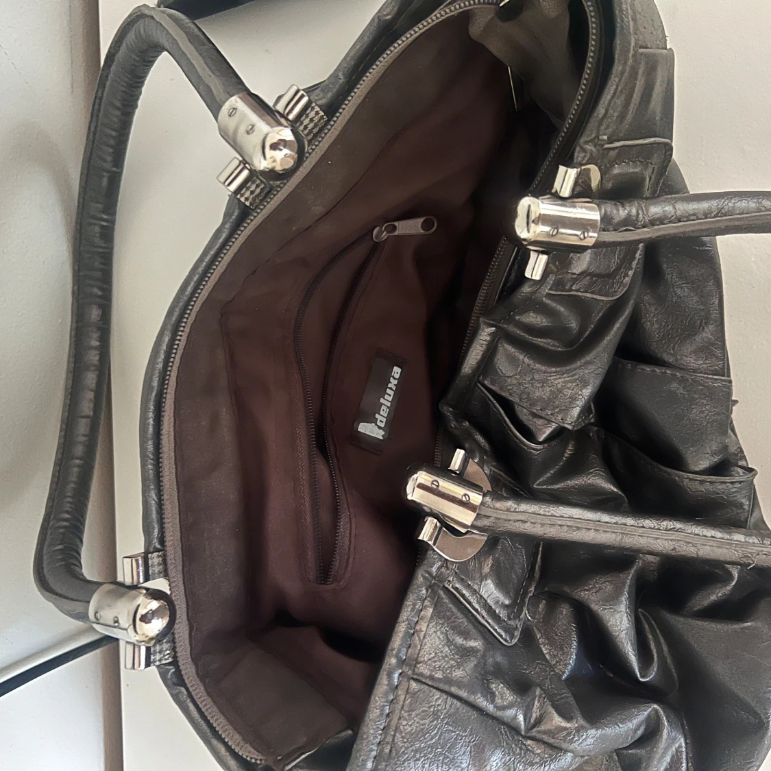 Grå/ silver handväska i skinn RETRO - 91