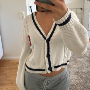 Långarmad cardigan  - Knappt använd,  frakt ingår i priset! 