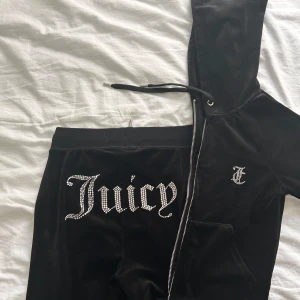Juicy-set - Säljer detta juicy set som är så gott som oanvänt. Alla stenar sitter kvar.