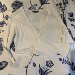 Vit topp från shein - Säljer en stilren vit topp från shein.