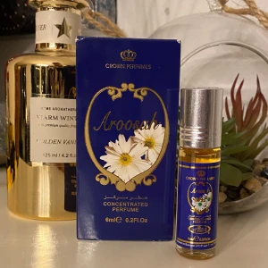 Aroosah Parfym Olja 6 ml - Vill du dofta fräscht som en ren sommar äng?🌼🌸🌷🪻💐 🧼 🛀 Då är denna helt perfekt! 🤩👌Aroosah är en koncentrerad parfym olja utan alkohol med en omfamnande, blommig och fräsch doft av orientalisk kamomill och tvål. Påminner om Clean parfymerna🧼😌😍 Flaskan är liten och smidig med roll on applikation. Innehåller 6 ml. som räcker länge! Helt perfekt för att ta med sig. Fräschar upp i alla situationer!🫶💕  Kan verkligen rekommendera denna till dig som gillar doften av den vita Dove tvålen!👌Postar snabbt💌