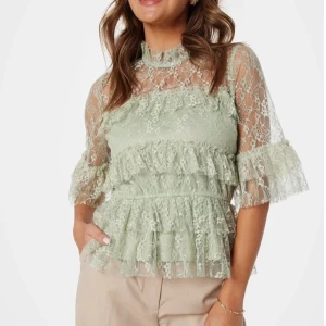 Grön spetsblus med volanger - Säljer en grön spets blus från bubbleroom som liknar den från by malina