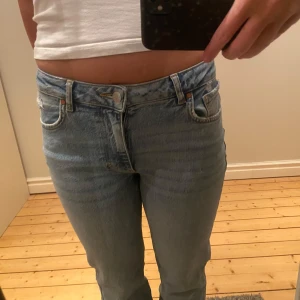 Ljusblå jeans - Super bekväma jeans från BIKBOK använd ca 3 gånger, så som nya! Är med wide waist 26 length 32! Är 173cm lång❤️
