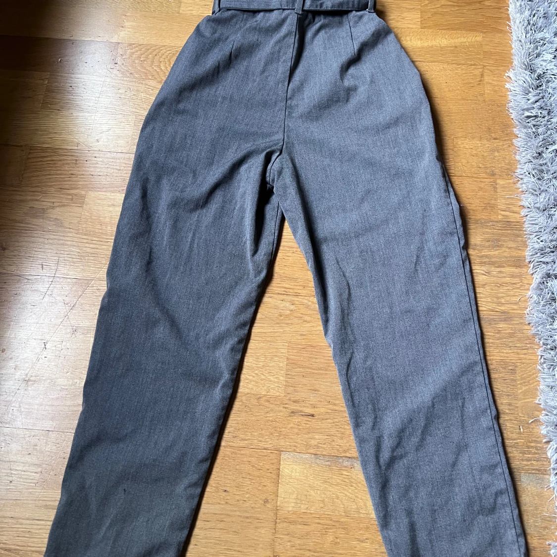 Grå byxor med knytband - 1