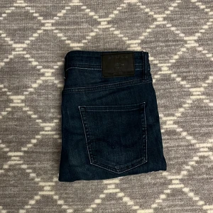 Jack & Jones jeans  - Säljer dessa riktigt snygga mörk blåa Jack & Jones jeansen! Skick: 10/10 nästan aldrig använt. Strolek: 30/30. Säljer pga dom aldrig kommer till användning. Priset är ej hugget i sten!!!