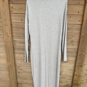 Grå ribbad klänning från 157 - Grå lång klänning med långa ärmar, i storlek L ifrån Lager157. 145kr  
