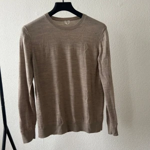 Stick tröja från arket  - Tunn stickad tröja från arket storlek M i bra skick 