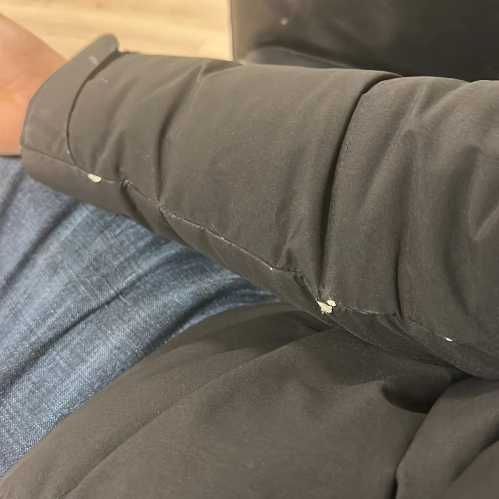Säljer nu min snygga jacka. Använd en hel vinter och har små defekter som inte märks. Köpt för 4500. Skriv vid frågor och funderingar ;). Takit.