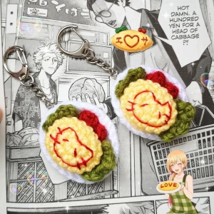 Japansk Omurice Nyckelring ✨ - Supersöt virkad nyckelring med japanska rätten omurice, dekorerad med ketchup och tomat och sallad 🍛🍅🎐 Perfekt att hänga på dina nycklar eller väska som dekoration! 💌 FRAKT 22kr med swish eller använd KÖP NU - Postas inom 5 dagar 💛