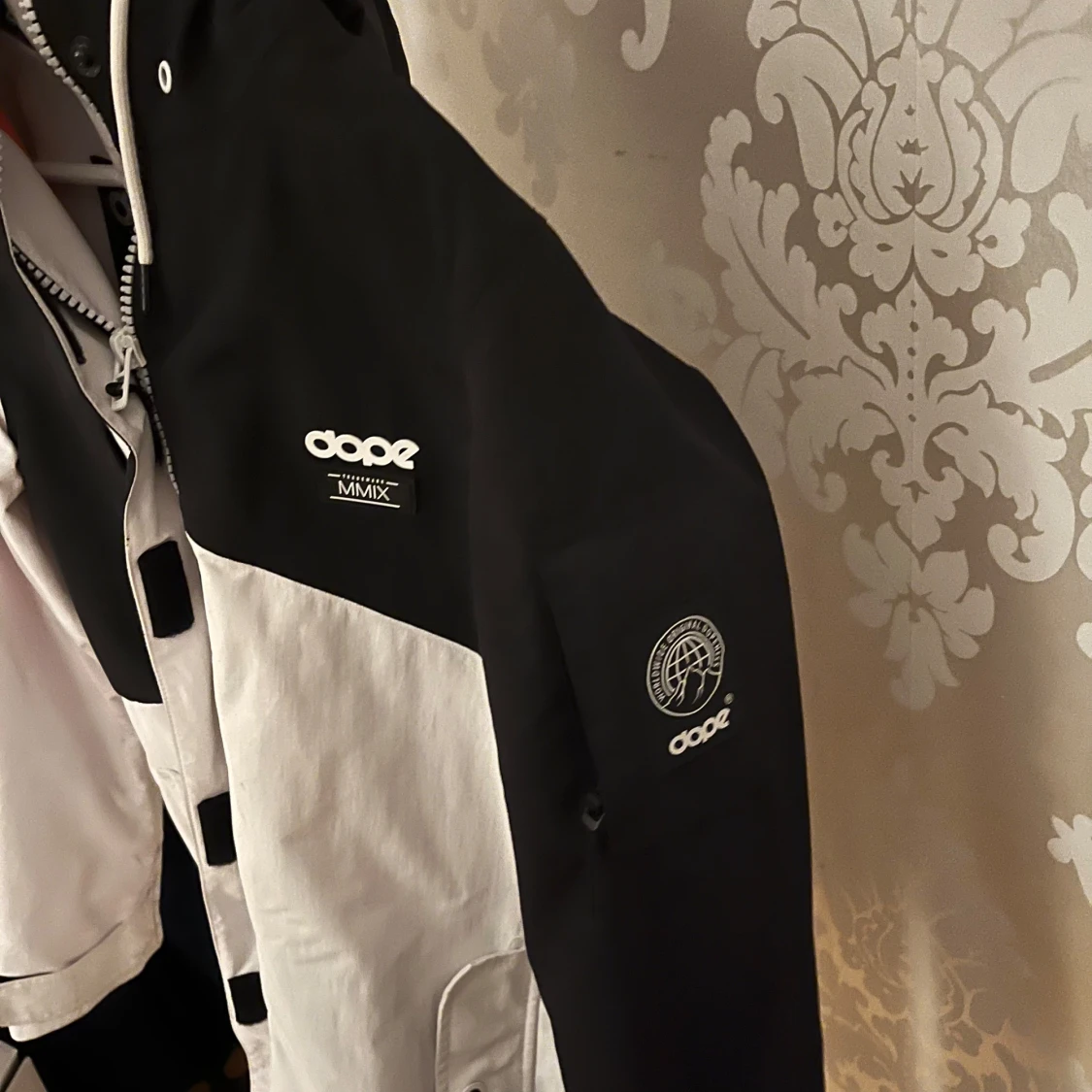 Svart och vit jacka från Dope - 2