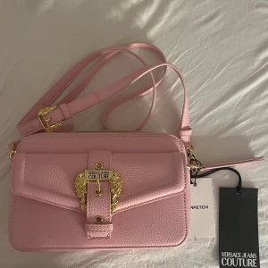 Versace väska rosa - Så fin äkta väska från Versace Jeans Couture. Ny, ej använd.