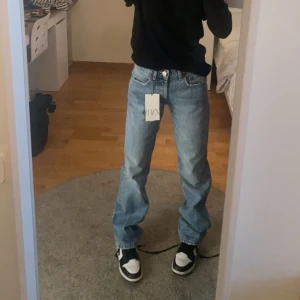 Zara jeans  - Säljer dessa jeans ifrån Zara, de är använda men inga defekter.