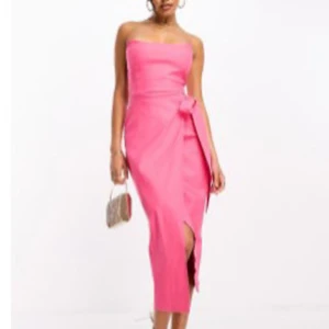 Festklänning  - Rosa festklänning från ASOS med en slits och knytning i midjan. Endast använd en kväll i fint skick 