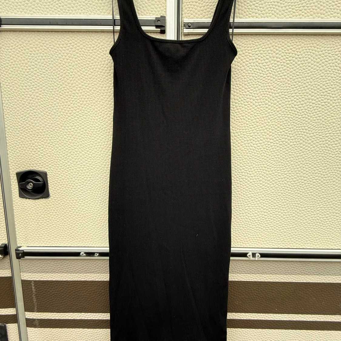 Svart ribbad klänning - 1