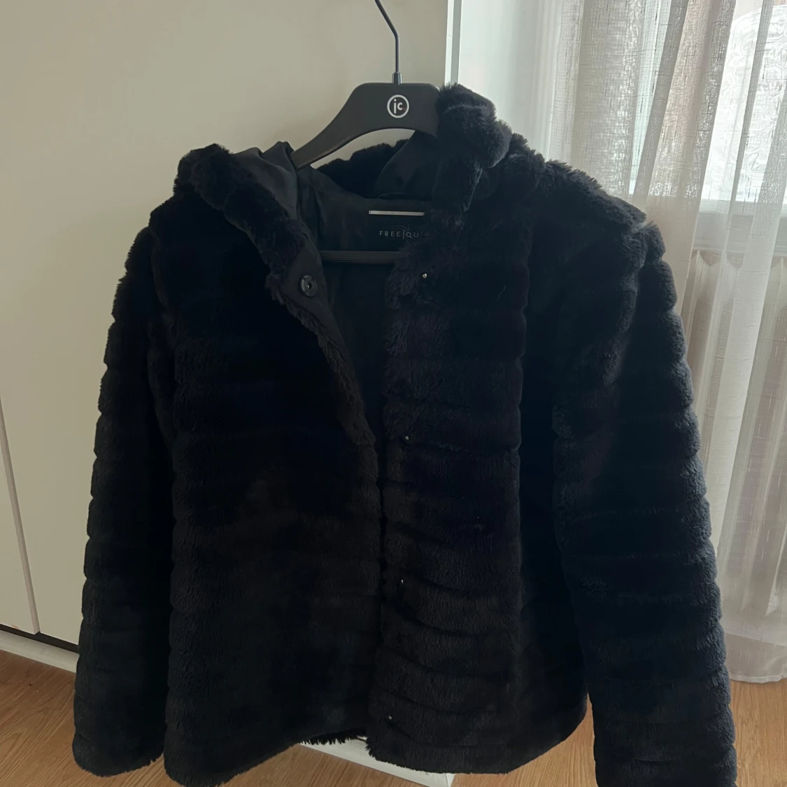 Svart pälsjacka med luva  - 1