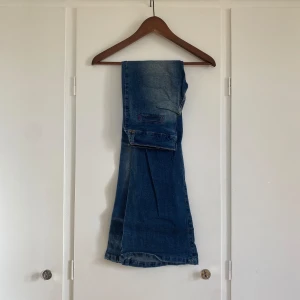 Lågmidjade bootcut jeans  - Lågmidjade bootcut jeans i fint skick! Inga defekter och passar xs. Midjemått 72 cm och innerbenslängden 85 cm