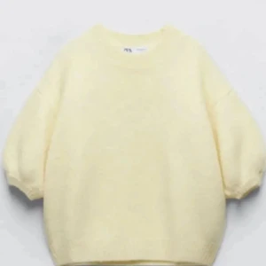 Gul kortärmad stickad tröja från Zara - Kortärmad stickad ströja i ljus gul färg som sälja pga av ingen andvänding. Änvända ett fåtal gånger. Kan antingen möttas i Stockholm eller !köparen står för frakten!