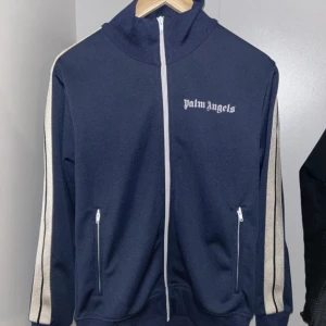 Palm Angels tröja - Kvitto finns! Äkthetsbevis finns! Den är helt äkta bara att skriva om bevis. Har sålt för 1400 på Vinted så letar högre bud nu annars säljes inom 24 h!