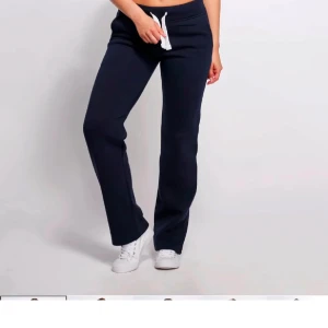 Russemerch  - Säljer dessa fina byxor i storlek XS och färgen mörkblå, endast testade. Har även dessa i gråa XS också endast testade. En för 490, två för 850 😊