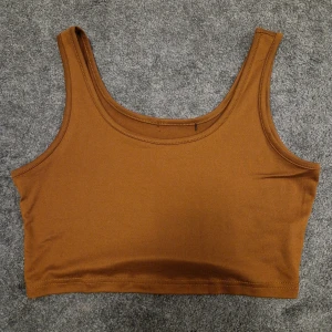 Brun croppad linnetopp - Säljer en snygg brun croppad linnetopp. Perfekt för varma dagar med sitt mjuka material. 
