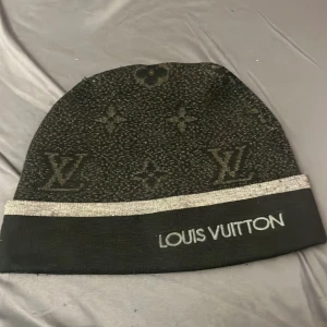 Svart mössa - Mycket bra och kom inte till användning 