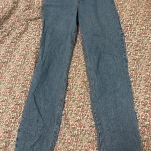 Straight jeans  - Snygga raka jeans från Nakd. Jag använder de inte längre. Normal storlek 32. Mid waist. 