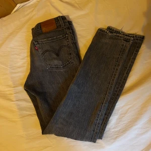 Levis 501 - Säljer dessa snygga Levis 501 jeans med några skavanker. Skick: 6/10. Nypris: 1500kr. Vårat pris: 500.