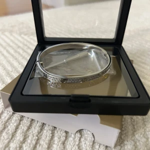 Armband  - Silverplaterat armband med stenar. Aldrig använd. Storlek 16.