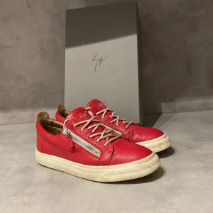 Giuseppe Zanotti skor - Snygga skor får Giuseppe Zanotti. Riktigt snygga skor och sköna. Bra skick. Storlek 44 men passar även 43 o funkar på 42. Pris kan diskuteras. TAR  BYTEN!