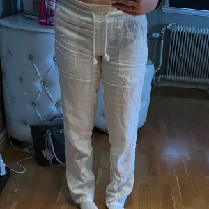 Linne byxor från skagen clothing - Linne byxor från skagen clothing i storlek XS, säljer då dem är för små för mig och kan gärna tänka mig att byta med någon till någon storlek större💕byxorna är använda några gånger men inga hål eller fläckar💕 skriv för mer info 