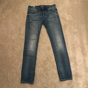 Jack&Jones Slim glenn  - Säljer ett par i princip oanvända Jack & Jones jeans, modellen slim glenn. De har en lätt tvättad look och är i storlek 30/32. Skriv om du har några funderingar!