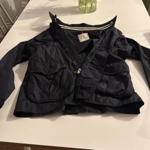 Moncler jacka mörkblå  - En mörkblå moncler jacka storlek 4 alltså s-m skick 9/10 en liten fläck som går att ta bort men den är inte synlig jackan är äkta. Andvänd 1 gång.