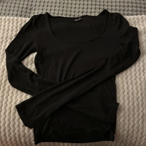 Top  - Gina top i färgen svart som är för liten. Den har inga defekter och har som en liten slits vid båda ärmarna, gillar man inte det kan man lätt vika in det, skriv via frågor och kontakta innan köp