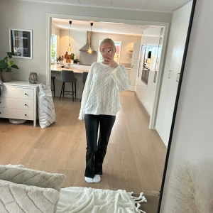 Skinnbyxor med slits från Missguided - Riktigt snygga och bekväma skinnbyxor med slits nertill från Missguided, köpt från Nelly. Storlek 34, men passar 36/38 också. Superfint skick, använd endast 1 gång. 🩷