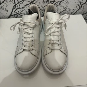 Alexander McQueen sneakers - Alexander McQueen sneakers 🌟  - storlek 44 - cond: I använt skick (Se bilder) - Pris: 2 199  kr (Nypris över 600 dollar)