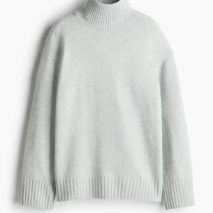 Polotröja - Super snygg ljus blå polo stickad tröja. Nytt skick aldrig använd bara testat den. Inga defekter. Skit snygg och super super skön. Köpte ifrån HM hemsida. Skriv ifall några frågar eller bilder❤️❤️