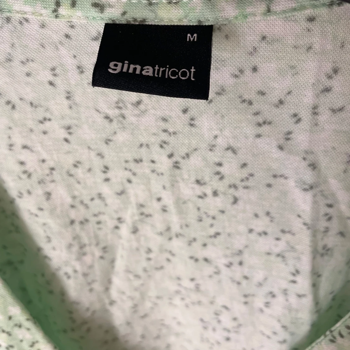 Grön blommig blus från Gina Tricot - 3
