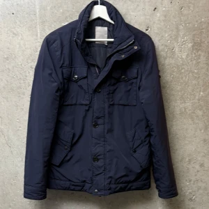J.Lindeberg Field Jacka - J.Lindeberg Field Jacka | Skick 8/10 | Strl M | Modellen på bilden är 180 cm | Hör av dig vid minsta fundering!