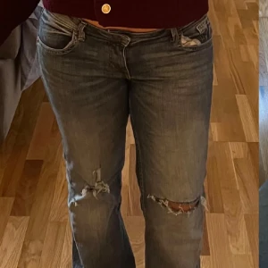 Blå jeans med slitningar - Säljer ett par coola jeans!  