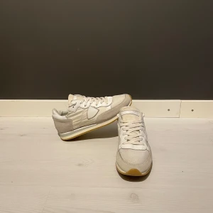 Philippe model skor - Philippe model skor storlek 39 passar 40| skick 7/10 limmet har släppt lite| nypris runt 3000kr mitt pris 1399kr| ingår ett kort| har du frågor är det bara att skriva!