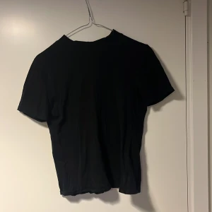 Basic toppar bundle - En bundle innehållande en svart tajt t-shirt och ett svart linne. Båda för 30 kr.