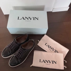 Lanvins - Storlek 42, superfräscha, liten defekt framme men den är knappt synlig vid användning.