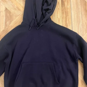 Mörk blå hoodie från Gina Tricot - Använd 2-3 gånger. Tröjan har inga defekter och är i storlek 158-165/typ xs.