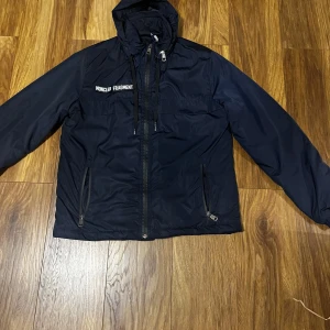 Mörkblå jacka från Moncler  - Säljer en snygg mörkblå jacka från Moncler. Helt okej skick men inga större defekter. Hör av er vid frågor eller funderingar!!